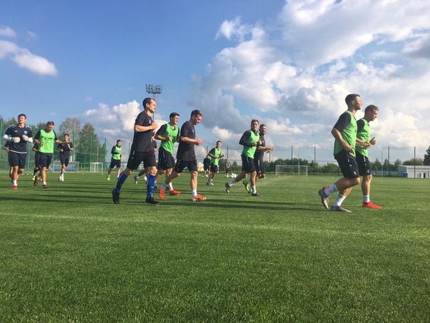Несколько кадров с предыгровой тренировки.