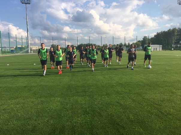 Несколько кадров с предыгровой тренировки.