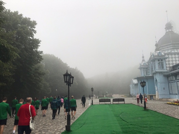 Утро нового тренировочного дня началось с туманного в прямом смысле слова похода на источник. А буквально несколько минут назад завершилось занятие команды на стадионе &laquo;Спартак&raquo; в городе Железноводск. Основная часть тренировки состояла из рывковой работы.