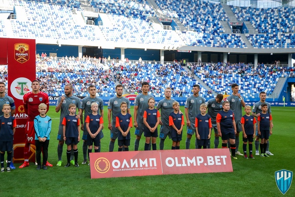 Игроки ФК "Юность" подготовили шоколадки с портретами игроков и пожеланием "Вперед к победе".