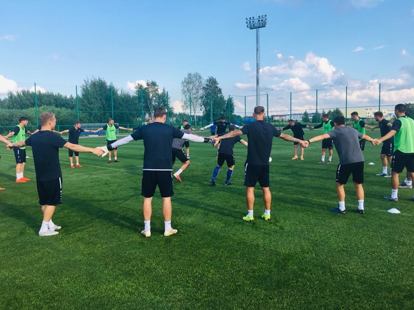 Несколько кадров с предыгровой тренировки.