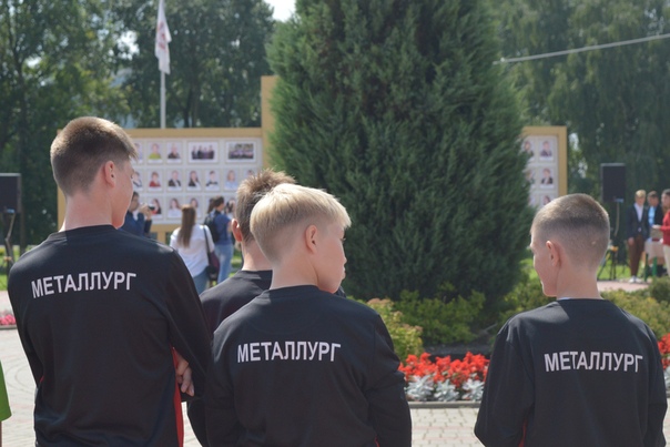 ФУТБОЛИСТОВ «МЕТАЛЛУРГА-2006» РАЗМЕСТИЛИ НА ДОСКЕ ПОЧЁТА ВЫКСЫ