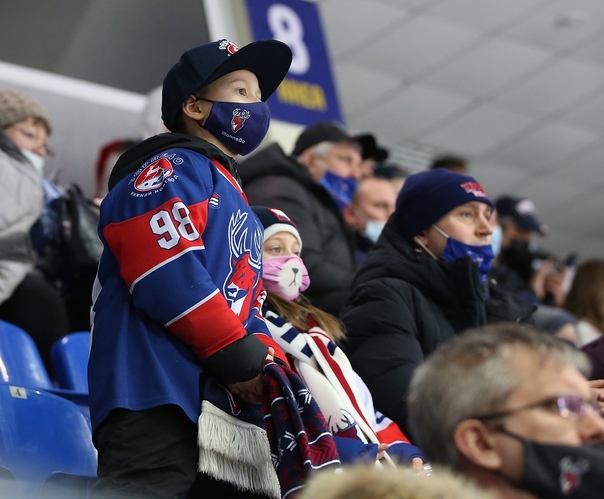 Вход на арену будет открыт с 17:30. Просим на протяжении всего хоккейного вечера соблюдать необходимые меры предосторожности: носить защитную маску, обрабатывать руки антисептиками, соблюдать социальную дистанцию и занимать места, указанные в билетах и абонементах.