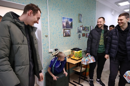 Сегодня сборная России по хоккею с мячом посетила ..