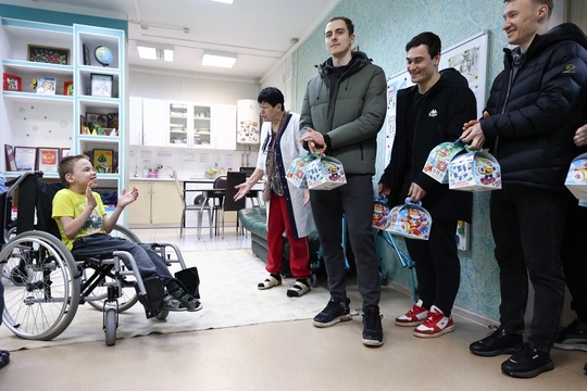 Сегодня сборная России по хоккею с мячом посетила ..