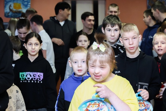Сегодня сборная России по хоккею с мячом посетила ..