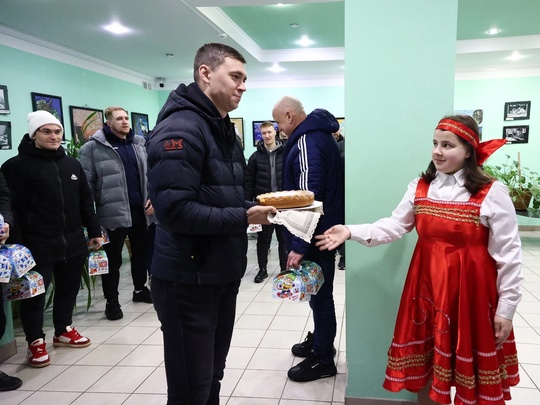 Сегодня сборная России по хоккею с мячом посетила ..