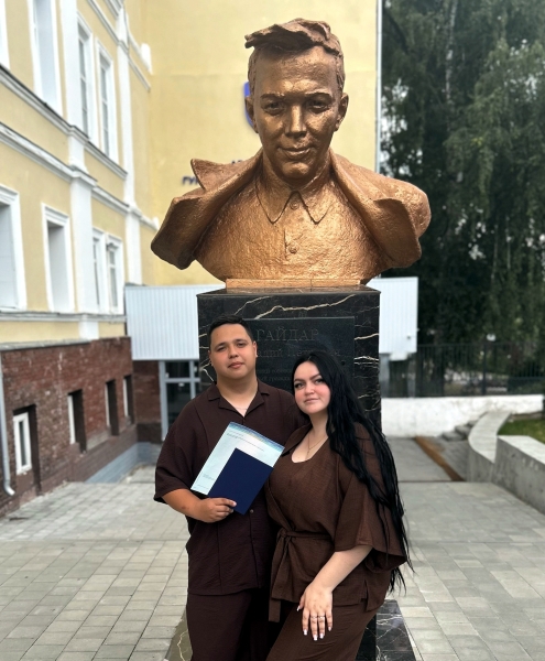 🧿🧿 На ночь глядя
ВЛАДИСЛАВ ГОРОХОВ СО СВОЕЙ НЕВЕСТОЙ КРИСТИНОЙ..