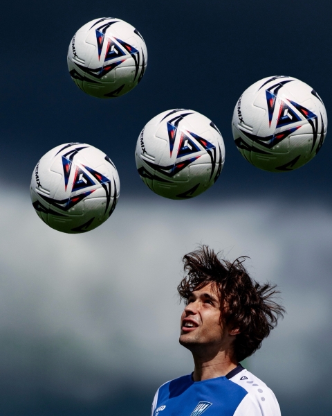⚽А настоящий где?
Нет. Это не игра 4 мячами одновременно. Это..
