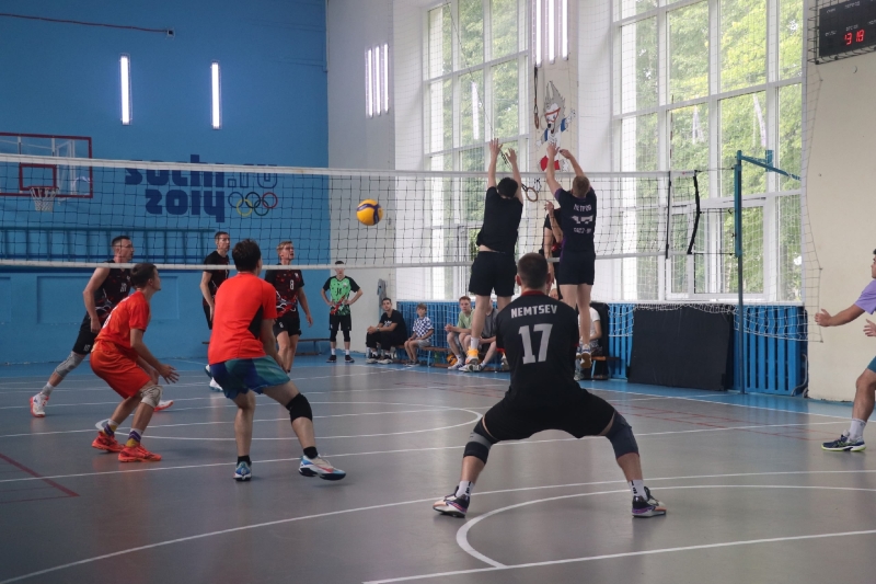 Память объединяет, спорт вдохновляет! 🏐
26 июля в спортивных..