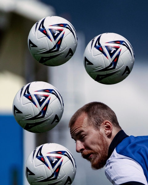 ⚽А настоящий где?
Нет. Это не игра 4 мячами одновременно. Это..