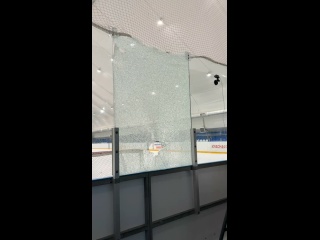 Клип @torpedonn
 
 
 
 Саша Пелевин проверил стекло на прочность&hellip;..